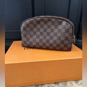 Louis Vuitton Toiletry 25 Bag: Damier Ebene